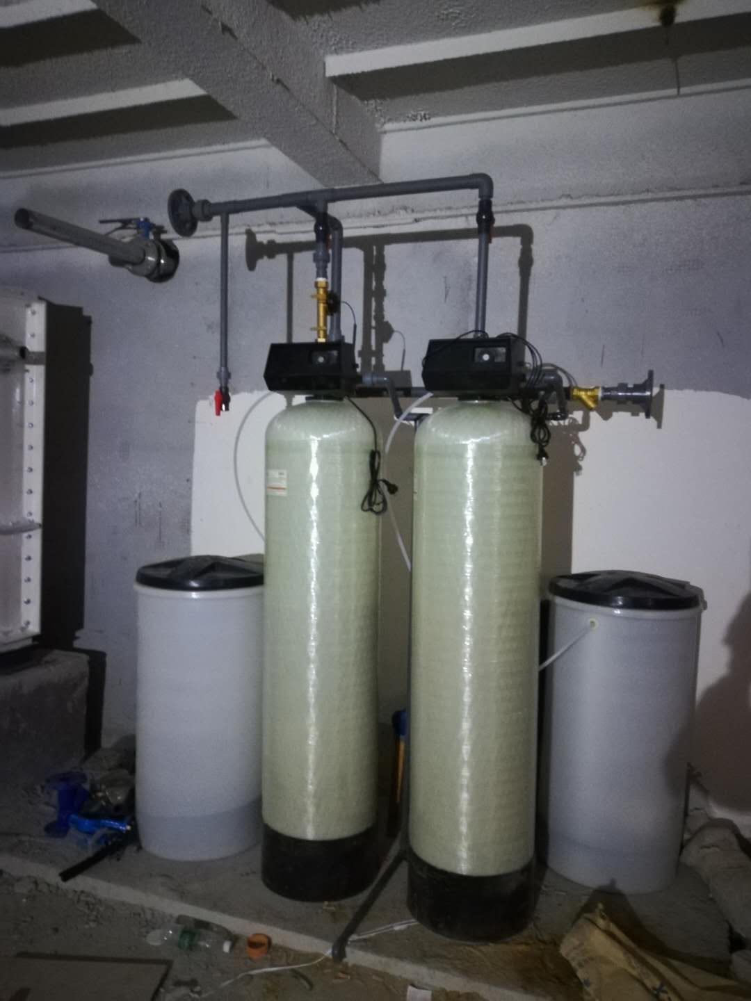 北京源莱水处理—2套软水器工程师现场安装+调试！